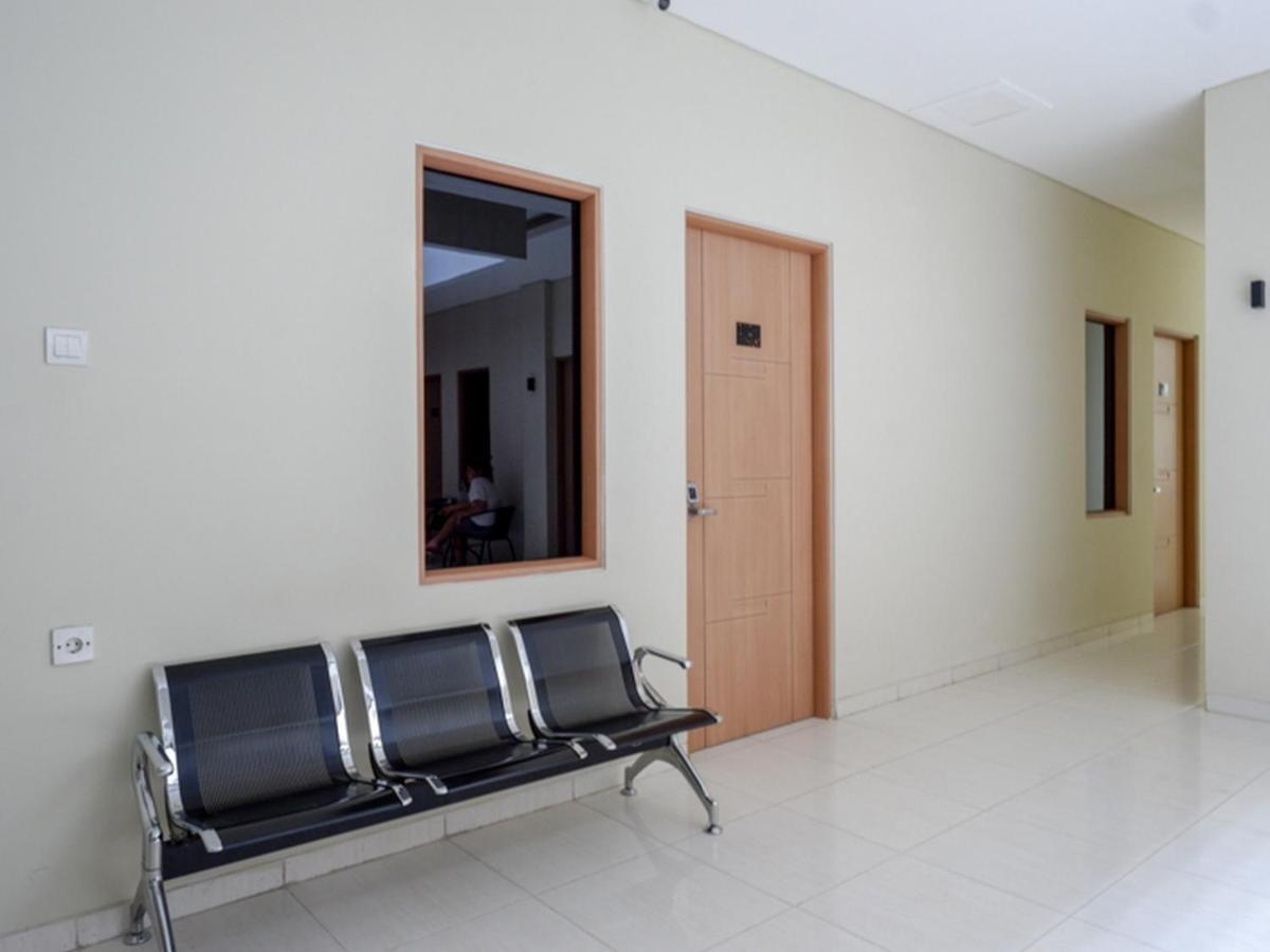 Hotel Reddoorz Near Exit Tol Banyumanik 2 Srondolwetan Esterno foto